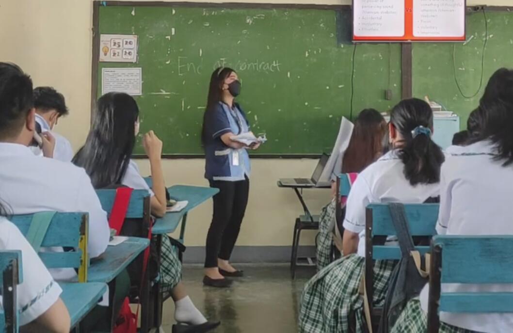 The student dangling shoeplay in class 3