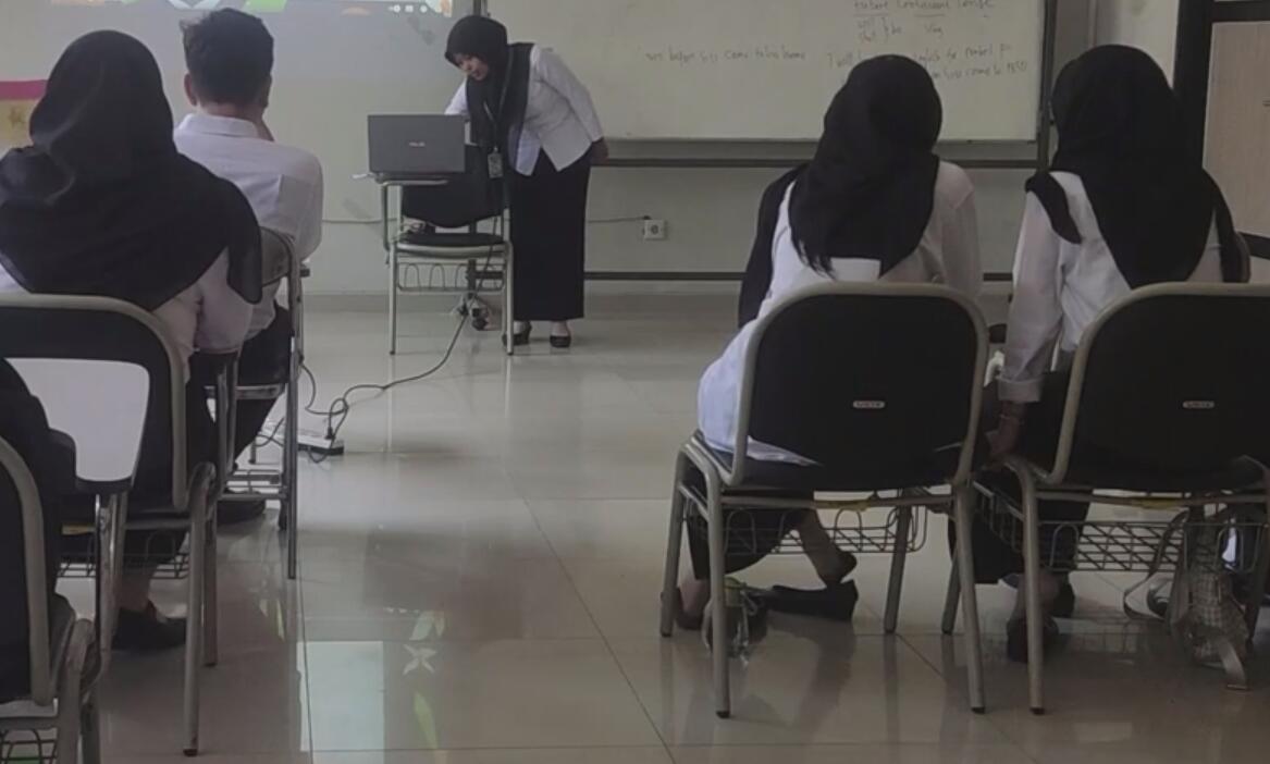 The student dangling shoeplay in class 14